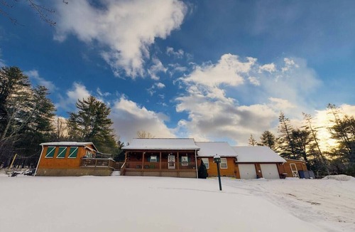 Maplecrest Apartment | Luxurious Mt Retreat Sauna Hot Tub Fire Pit & Park