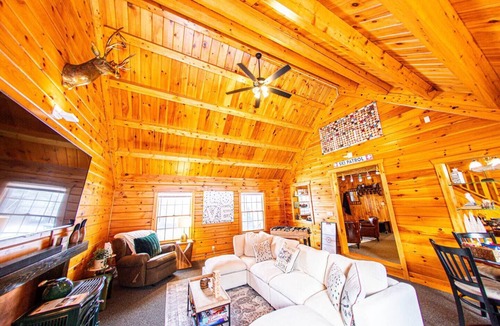 Maplecrest Apartment | Luxurious Mt Retreat Sauna Hot Tub Fire Pit & Park