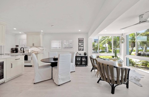 Moorings Condo | Luxurious Naples Retreat – Steps from Dining & Shopping