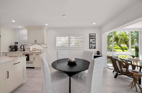 Moorings Condo | Luxurious Naples Retreat – Steps from Dining & Shopping