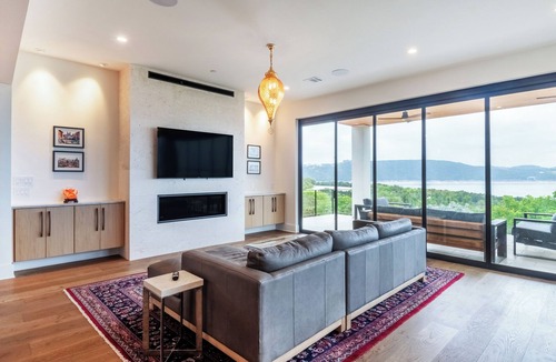 Comanche Trail House | Luxurious new build with gorgeous views of lake Travis & 30 min from Downtown!