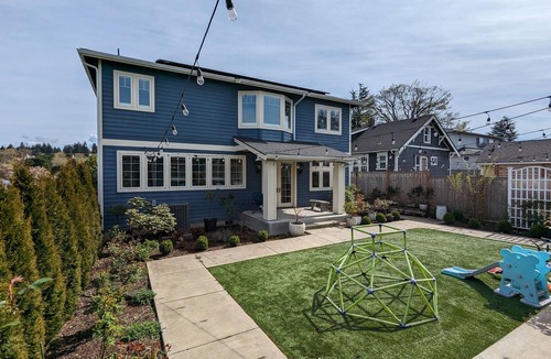 Renton House | Luxurious newly constructed estate nestled in the quiet Talbot Hill neighborhood