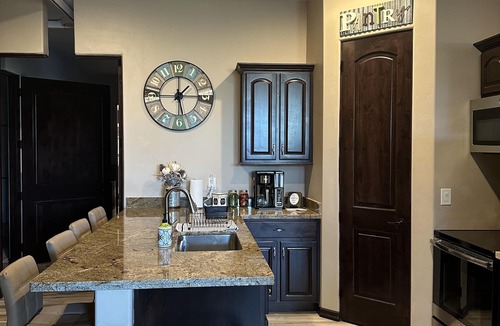 North Valley House | Luxurious North Valley Retreat, minutes to Balloon Fiesta Park, brewery & shops.