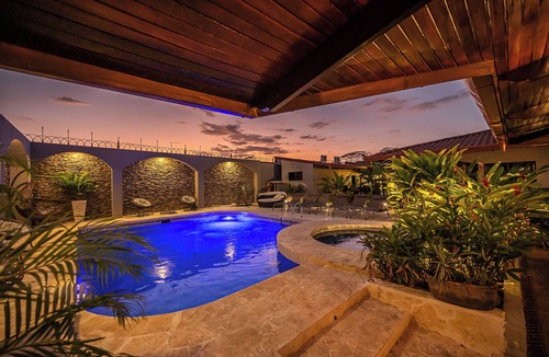 Jaco Villa | Luxurious Oasis/Transportation/Breakfast/Maid- Close To Beach
