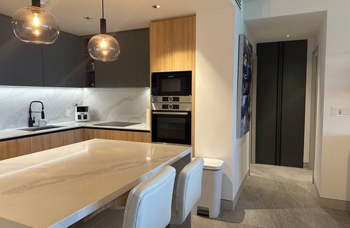Brighton Condo | Luxurious Oceanfront Condo with Rooftop Pool on Brighton Beach– Sleeps 4