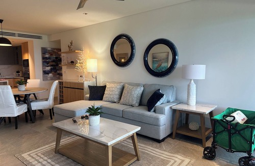 Brighton Condo | Luxurious Oceanfront Condo with Rooftop Pool on Brighton Beach– Sleeps 4