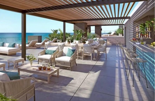 Brighton Condo | Luxurious Oceanfront Condo with Rooftop Pool on Brighton Beach– Sleeps 4