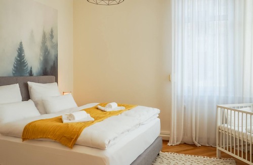 Hauptbahnhof Condo | Luxurious old building for 8 guests with comfortable box spring beds