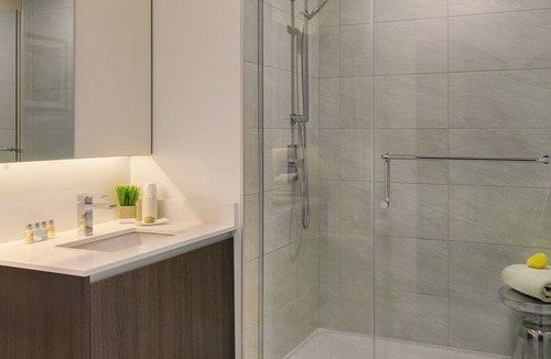 Near North Side Hotel | Luxurious Old Town Chicago Suites – Perfect for Families & Corporate Stays
