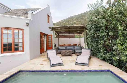 Capri House | Luxurious Peaceful Mountain Retreat-Heated Pool