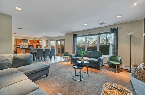 Walton Park House | Luxurious & Peaceful ~ Pool ~ Fire Pit ~ Backyard!