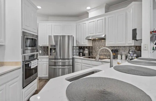 Richardson Villa | Luxurious | Pool Oasis | PS5 | 12 Beds | Aquarium