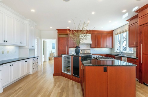 New Preston House | Luxurious Private 5-Bedroom House with Sweeping Lake Views and Beach Access