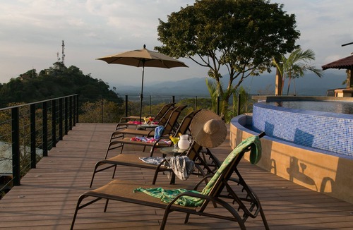 Valle Pura Vida Villa | Luxurious, Private Chef, Mesmerizing views, lots of WILDLIFE