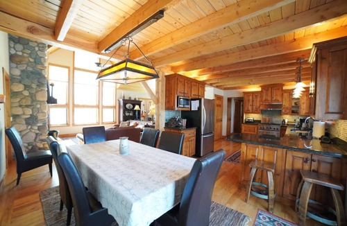 Victor House | Luxurious Private Mountain Retreat w/Hot Tub + Sauna