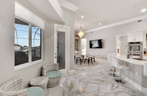 Apollo Beach Cottage | Luxurious Retreat at our Canal Front Pool Home 5BR