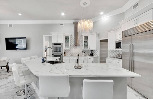 Apollo Beach Cottage | Luxurious Retreat at our Canal Front Pool Home 5BR