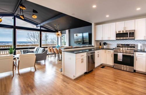 Forest Park House | Luxurious Retreat with Stunning Views Sleeps 16)