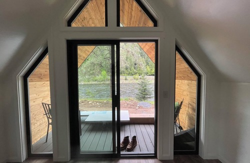 Lowell Cabin | Luxurious River Front Cabin