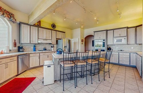 Florence House | Luxurious Riverfront House withRiver Views, Private Sauna, Pool Table, & Free WiFi
