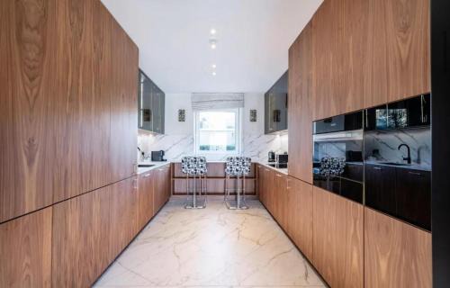 Sands End Apartment | Luxurious Riverside Living