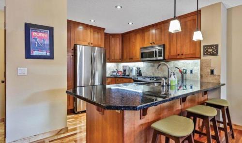 Canmore Apartment | Luxurious Rundle Cliffs Lodge in Spring Creek