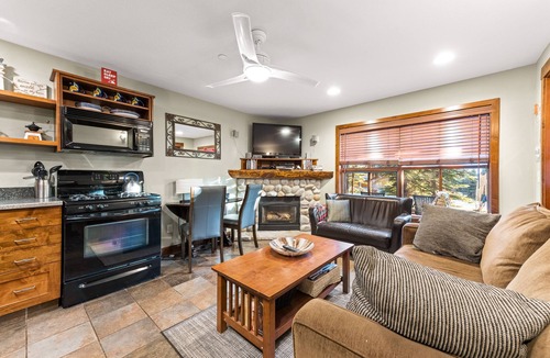 Sun Peaks House | Luxurious & Spacious 4 Bdrm+Bonus Room Townhouse,Ski-in/Ski-out, HotTub,BBQ,View