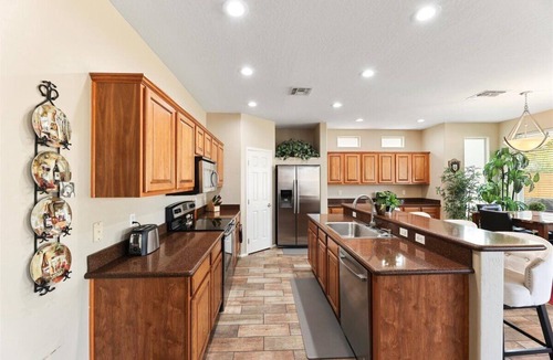 Camino a Lago House | Luxurious, spacious 5-bedroom retreat with resort style backyard, near stadiums