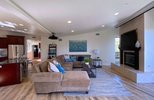 South Arroyo House | Luxurious Spacious Hillside Retreat with Amazing Views Near Rosebowl