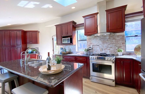 South Arroyo House | Luxurious Spacious Hillside Retreat with Amazing Views Near Rosebowl