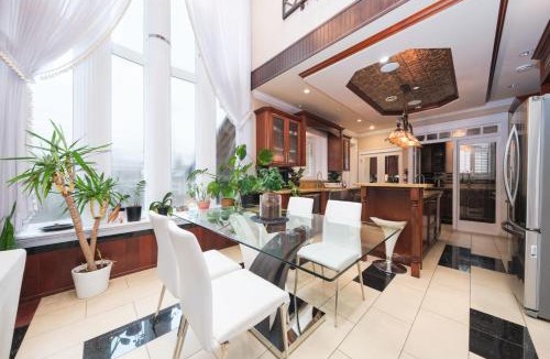 South Cambie House | Luxurious & Spacious Mansion next to Oakridge Mall