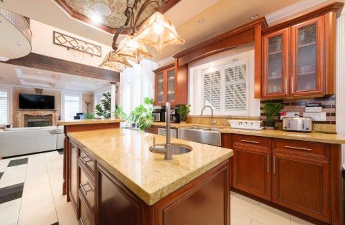 South Cambie House | Luxurious & Spacious Mansion next to Oakridge Mall