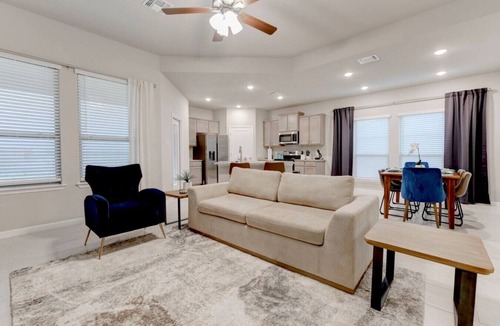 Leon Junction Apartment | Luxurious Spacious Retreat in Temple