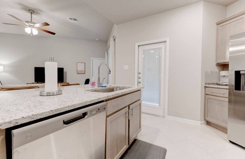 Leon Junction Apartment | Luxurious Spacious Retreat in Temple