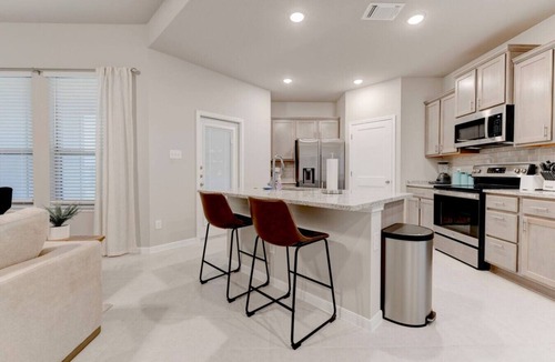 Leon Junction Apartment | Luxurious Spacious Retreat in Temple