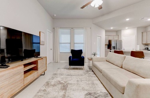 Leon Junction Apartment | Luxurious Spacious Retreat in Temple