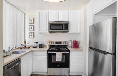 Downtown Apartment | Luxurious & Spacious 1Bed 1Bath Apt In Santa Monica