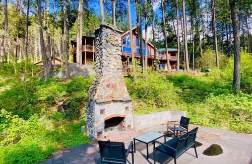 Bigfork House | Luxurious Stay/Walkable Location/Lakefront Sunsets