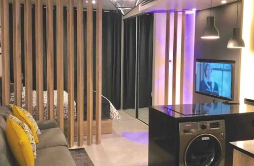 Al Swaifyeh Apartment | Luxurious studio 13 mins to downtown - few steps to great foods, cafes, shops