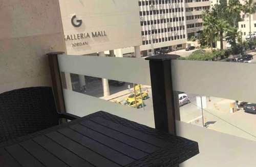 Al Swaifyeh Apartment | Luxurious studio 13 mins to downtown - few steps to great foods, cafes, shops