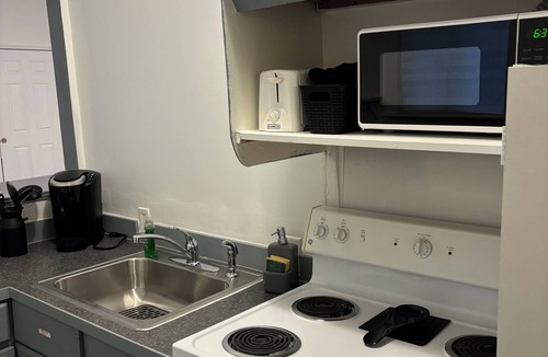 Durham Apartment | Luxurious Studio w/Full Kitchen Shared Pool & Spa