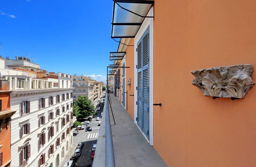 Rione XVI Ludovisi Apartment | Luxurious three-room apartment with balcony, at the corner of Via Veneto
