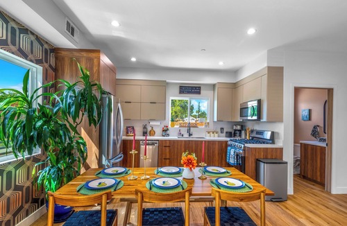 Sherman Oaks Apartment | Luxurious Townhome