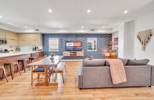 Sherman Oaks Apartment | Luxurious Townhome