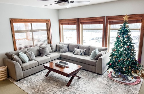 Big White Ski Resort Apartment | Luxurious TRUE ski in/out chalet in Happy Valley with gorgeous views!
