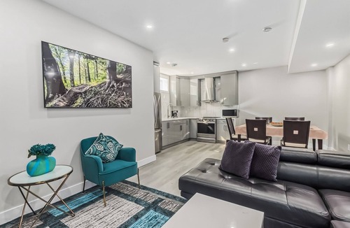 Evanston House | Luxurious two bedroom with one bathroom
