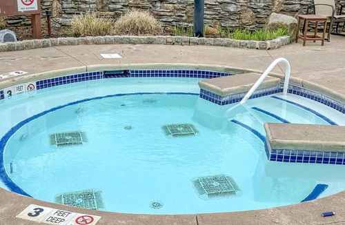 Vernon Condo | Luxurious updated 1BR Mtn-Front Condo w/Deck & Fireplace