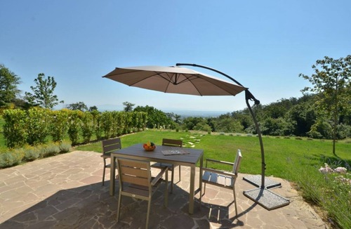 Trequanda Villa | Luxurious Viila on two floors of 221 m2 consisting of a double dining room with kitchen equipped with dishwasher, microwave oven, electric oven, fridge and freezer.Comfortable sofas, fireplace, large breakfast bar, two double bedrooms with private bathro