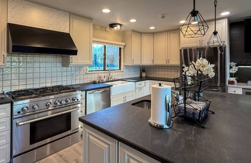 Miller Beach Villa | Luxurious Villa with Hot-tub, Fire Pit and Games in Gary, Indiana