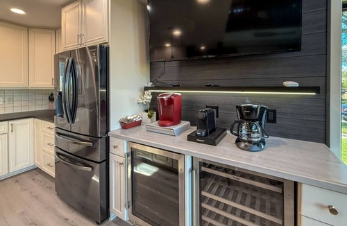 Miller Beach Villa | Luxurious Villa with Hot-tub, Fire Pit and Games in Gary, Indiana